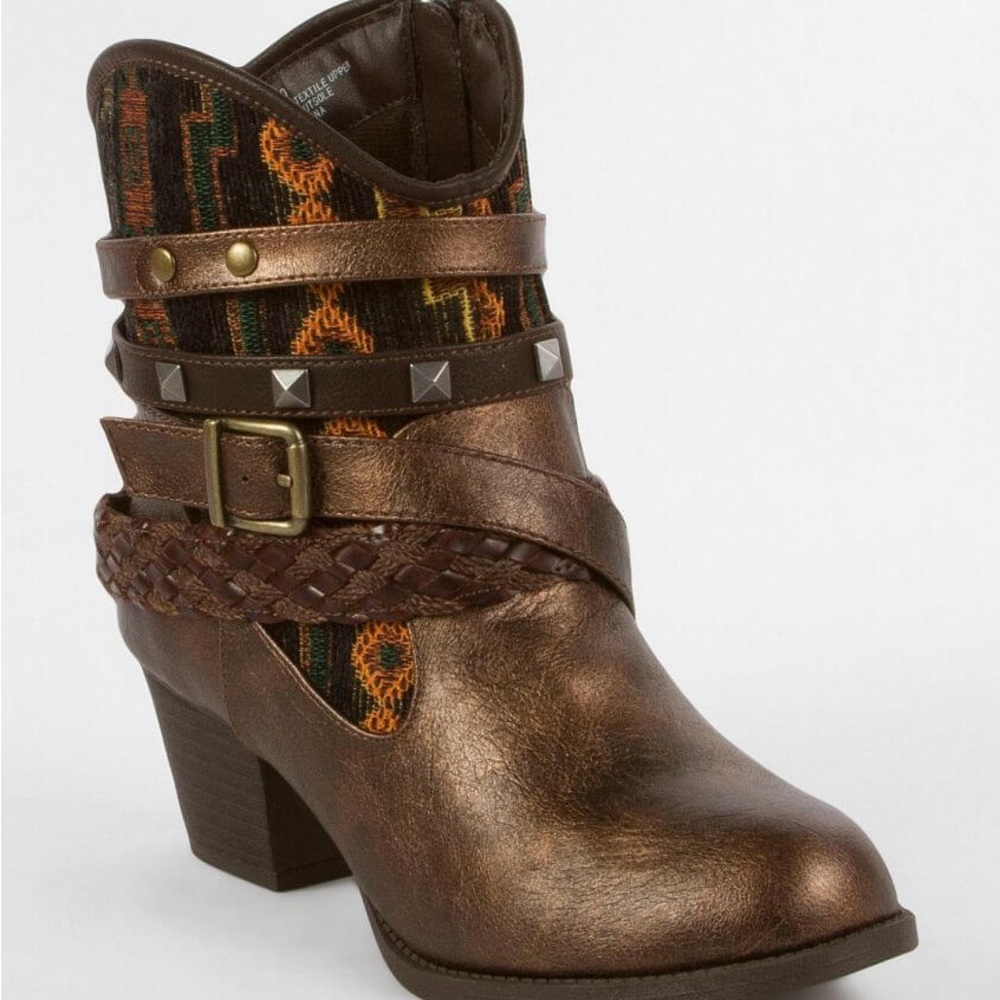 BKE Pluto Strappy Studded Ankle Boot 7.5